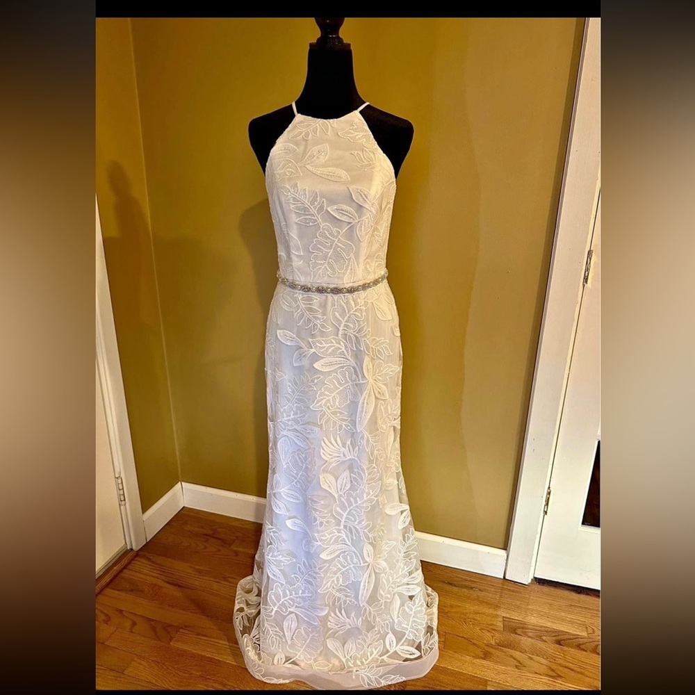 NWT Sequin leaf-appliquéd neck wedding dress Size 6